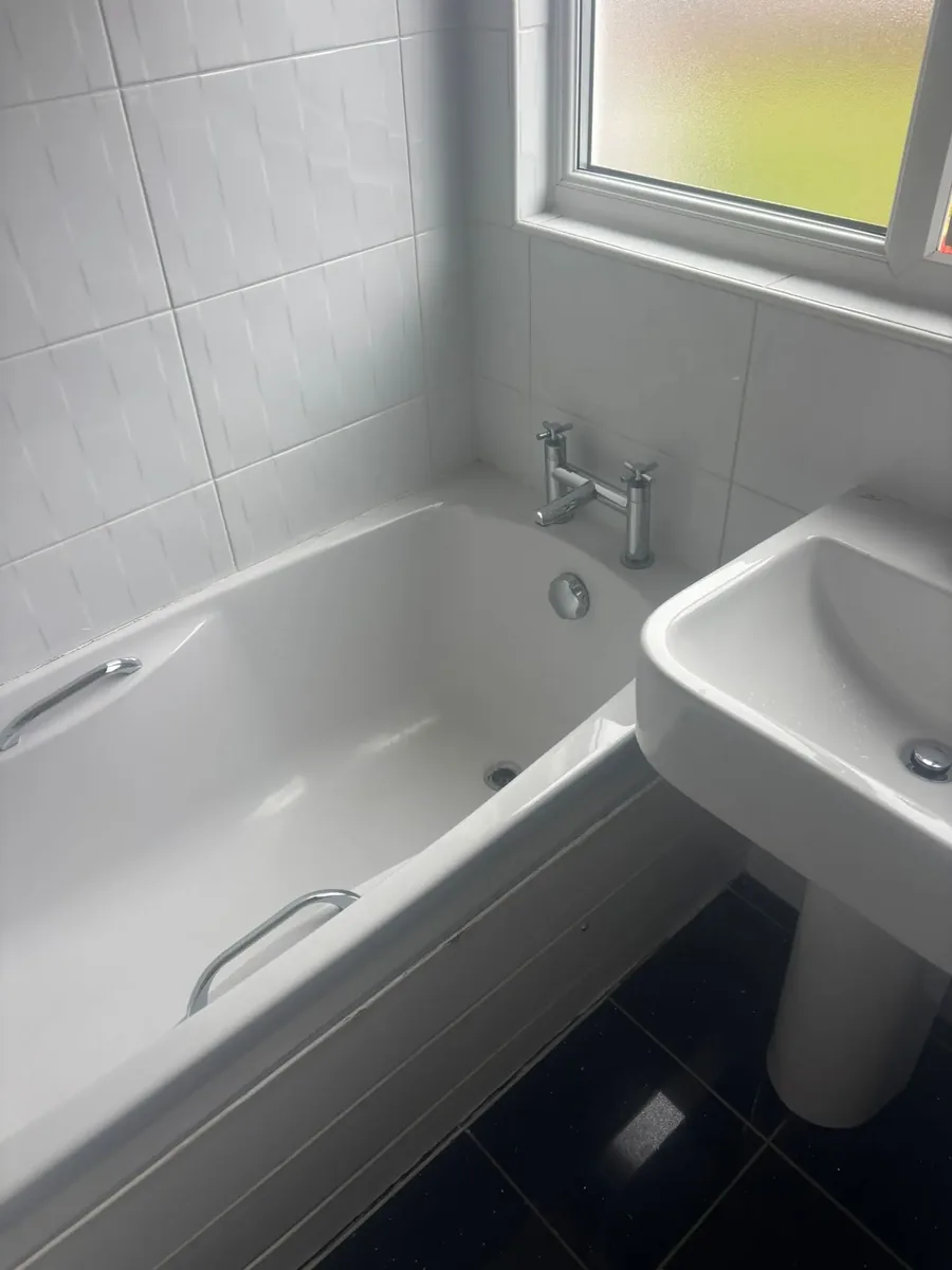 Older bathroom before a change of fittings